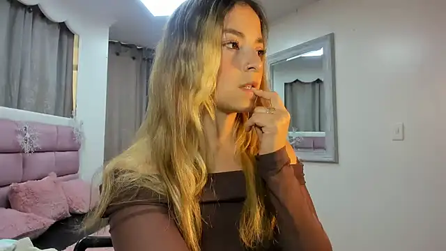 Snapshot of IssadoraJames chatting on November 2025 08:11:02 PM IssadoraJames online show from November 2025 08:11:02 PM