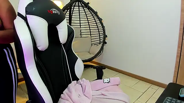 Lizzie Williams  online show from February 2026 03:22:02 AM