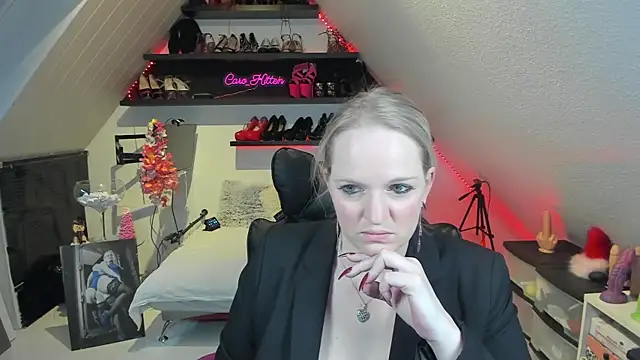 caro kitten online show from December 2024 10:18:01 AM