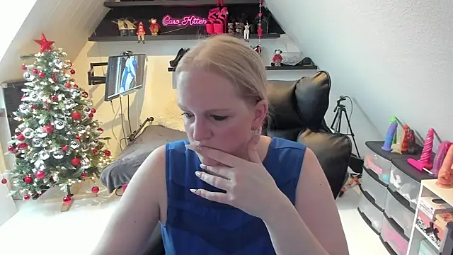 caro kitten online show from December 2025 08:23:01 AM