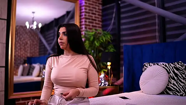 Snapshot of NicoleCellini chatting on November 2025 06:40:02 PM NicoleCellini online show from November 2025 06:40:02 PM