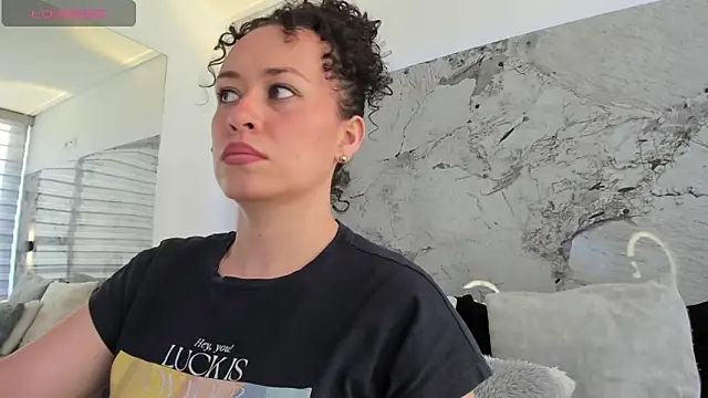 LIZ HOLMES online show from November 2025 11:54:01 AM