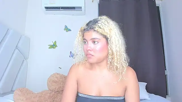 Snapshot of sofiacastillo01 chatting on February 2026 12:52:02 AM sofiacastillo01 online show from February 2026 12:52:02 AM