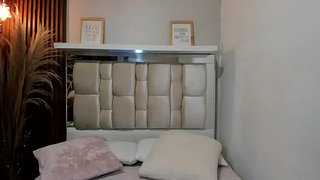 ANTONELLA  ROUSE  online show from January 2025 01:19:01 PM