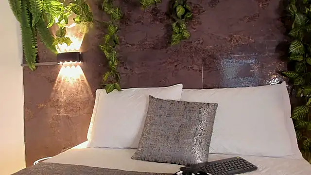 emily hunter12 online show from April 2026 12:53:02 PM