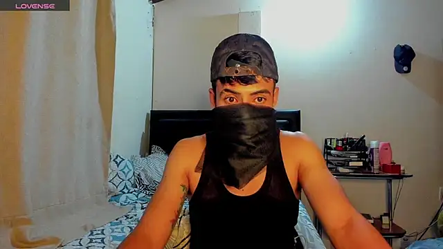 Snapshot of tom_thick chatting on December 2024 03:17:02 AM tom thick online show from December 2024 03:17:02 AM