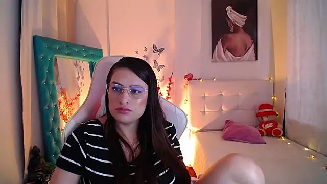 esmeraldaa230 online show from February 2025 05:04:01 PM