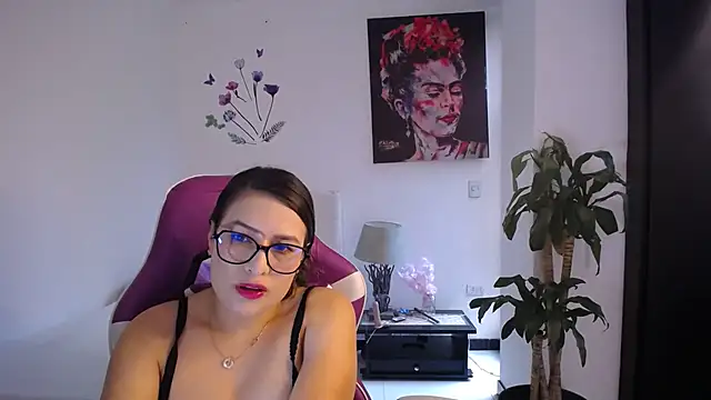 esmeraldaa230 online show from February 2026 06:53:02 PM