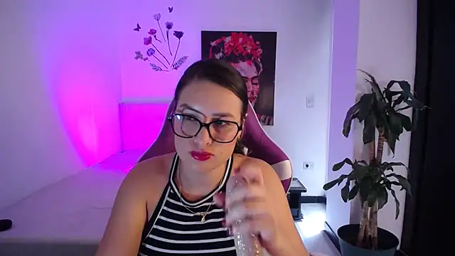 esmeraldaa230 online show from April 2026 07:41:01 PM