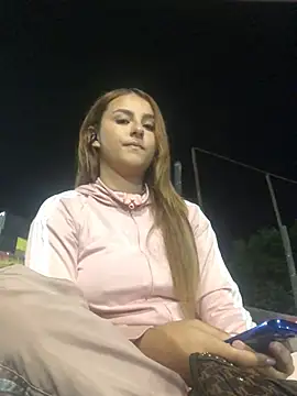 Snapshot of Valeriasaenzz_ chatting on March 2025 01:32:01 AM Valeriasaenzz online show from March 2025 01:32:01 AM