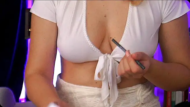 Snapshot of Bailey_Evans chatting on October 2025 04:23:02 AM Bailey Evans online show from October 2025 04:23:02 AM