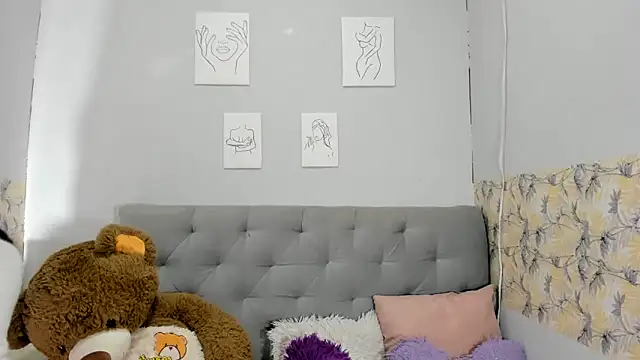 Snapshot of Emma-Wilson chatting on January 2025 04:19:01 AM Emma-Wilson online show from January 2025 04:19:01 AM