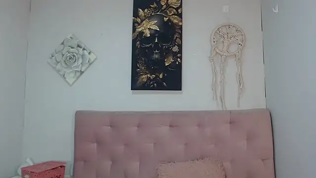 Snapshot of Emma-Wilson chatting on March 2025 05:19:01 AM Emma-Wilson online show from March 2025 05:19:01 AM