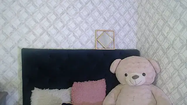 Snapshot of Emma-Wilson chatting on October 2025 04:21:02 AM Emma-Wilson online show from October 2025 04:21:02 AM