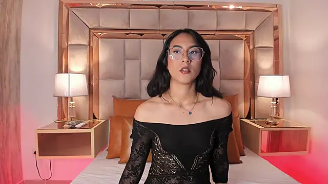 Snapshot of DaraBeckett chatting on December 2024 12:01:02 PM DaraBeckett online show from December 2024 12:01:02 PM