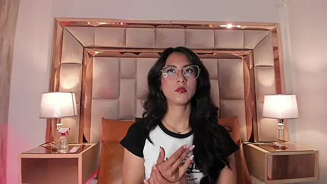 Snapshot of DaraBeckett chatting on January 2025 12:04:02 PM DaraBeckett online show from January 2025 12:04:02 PM