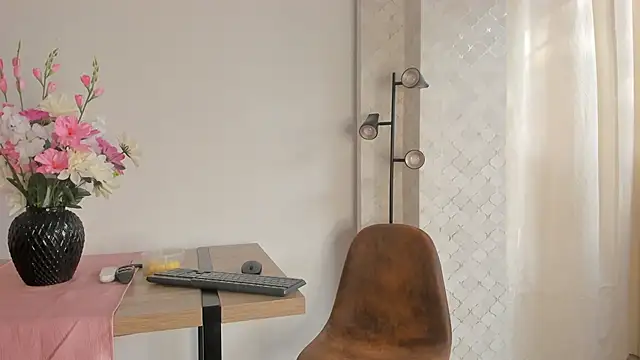 Snapshot of DaraBeckett chatting on September 2025 12:05:01 PM DaraBeckett online show from September 2025 12:05:01 PM