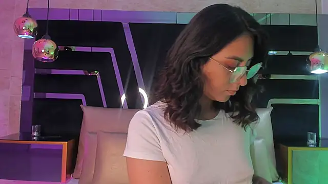 Snapshot of DaraBeckett chatting on October 2025 11:44:02 AM DaraBeckett online show from October 2025 11:44:02 AM