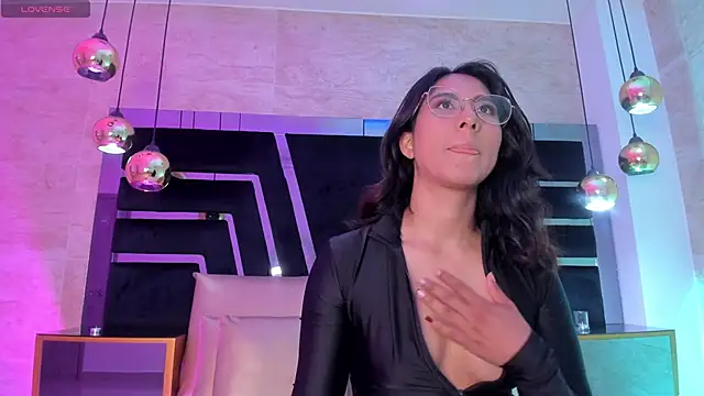 Snapshot of DaraBeckett chatting on November 2025 12:05:01 PM DaraBeckett online show from November 2025 12:05:01 PM