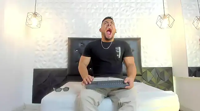 Snapshot of BrianMalonee chatting on March 2025 01:42:01 PM BrianMalonee online show from March 2025 01:42:01 PM