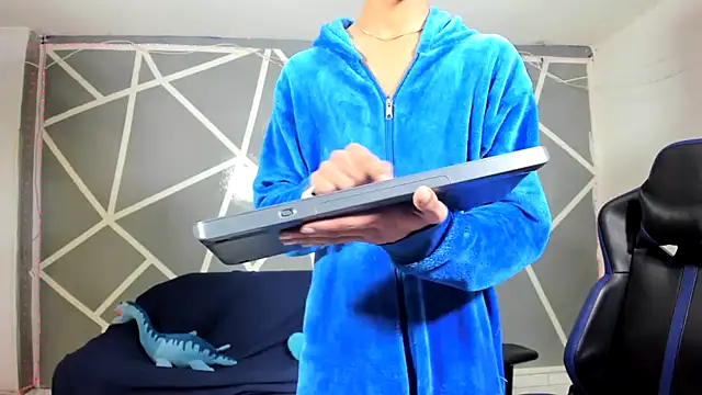 oliverhot2005 online show from December 2024 12:38:01 AM