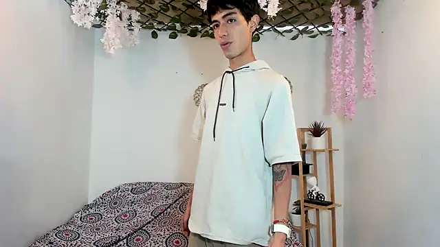 oliverhot2005 online show from September 2025 03:45:01 PM