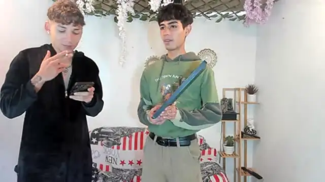 oliverhot2005 online show from November 2025 03:30:02 PM