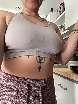 Luccreccia  online show from March 2026 11:03:01 AM