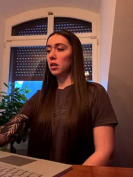 Snapshot of emiliasommer chatting on November 2025 03:47:01 PM emiliasommer online show from November 2025 03:47:01 PM