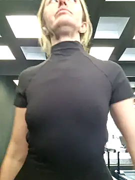 Miss    Mia  online show from November 2025 11:13:02 AM