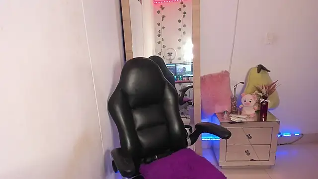 hellensexy online show from March 2025 12:00:02 AM