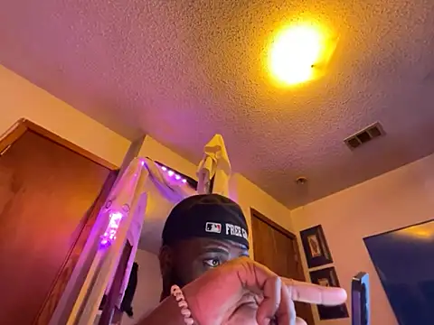 TommyPickless1 online show from November 2025 12:17:01 PM