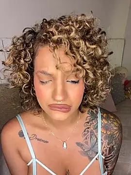 Arianabromw online show from November 2025 06:32:01 PM