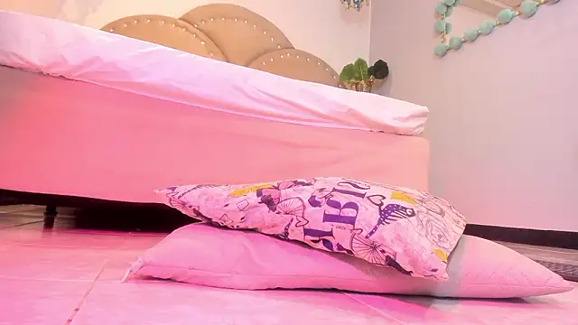 Miia Thompsonn online show from February 2026 07:17:01 AM