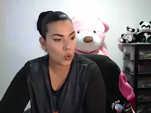 Snapshot of CarolinaRincon chatting on November 2025 11:48:02 PM CarolinaRincon online show from November 2025 11:48:02 PM