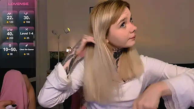 Britney Lynch online show from April 2026 07:07:01 PM