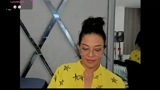 Snapshot of paula_daniela1 chatting on December 2024 08:33:02 PM paula daniela1 online show from December 2024 08:33:02 PM