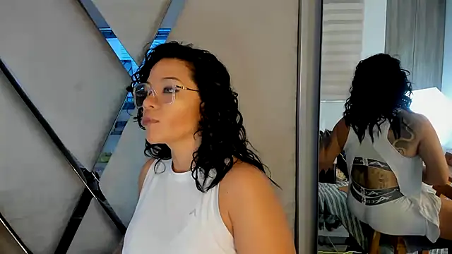 Snapshot of paula_daniela1 chatting on February 2025 09:42:01 PM paula daniela1 online show from February 2025 09:42:01 PM