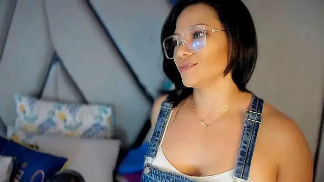 Snapshot of paula_daniela1 chatting on February 2025 09:43:01 PM paula daniela1 online show from February 2025 09:43:01 PM