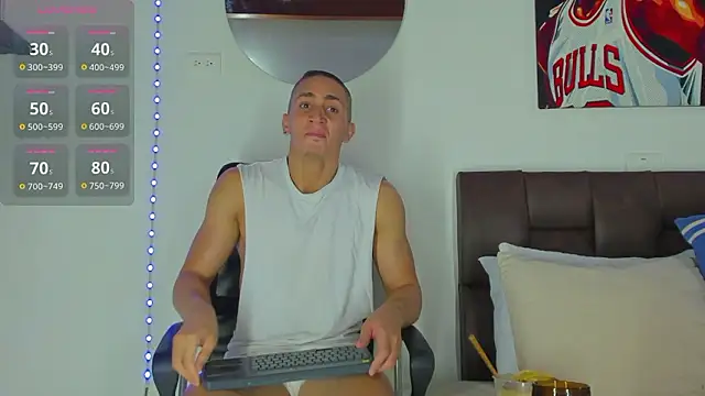 MikeRoss7777 online show from December 2024 10:34:02 PM