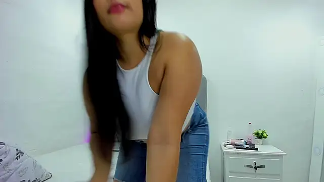 andrea osorio  online show from February 2025 01:43:01 PM