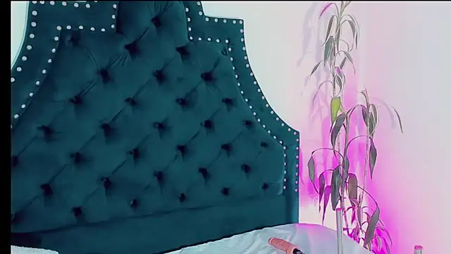 Emmaa Saenz  online show from March 2025 12:43:01 AM