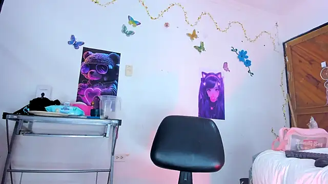 Emily Coper18 online show from February 2025 01:00:02 PM