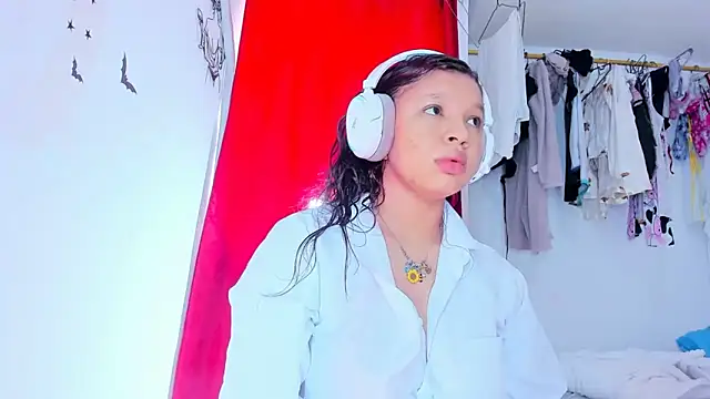 Emily Coper18 online show from December 2025 01:49:02 PM