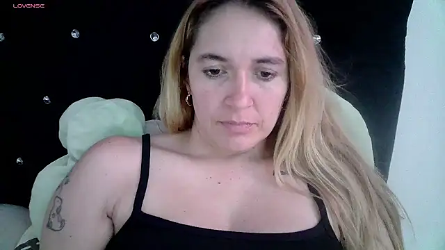 Izury Blondee online show from February 2025 10:53:01 PM