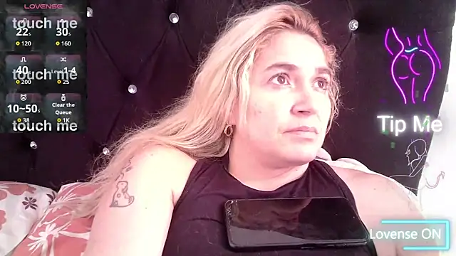 Izury Blondee online show from November 2025 06:07:02 PM