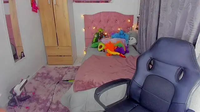 saralolo420 online show from December 2024 12:44:02 AM