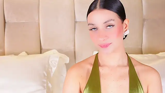 KiraKayleigh1 online show from December 2025 01:00:01 AM