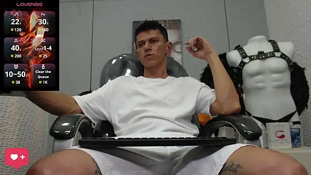 Snapshot of andy_dwels777 chatting on February 2025 10:17:02 PM andy dwels777 online show from February 2025 10:17:02 PM