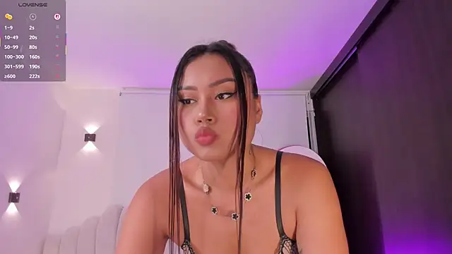 Snapshot of AmberLewis_ chatting on June 2026 11:46:01 PM AmberLewis online show from June 2026 11:46:01 PM